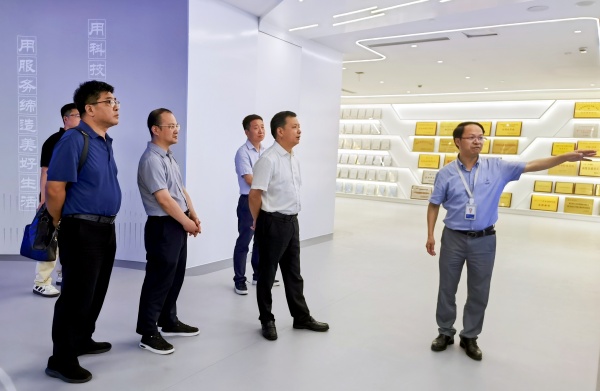 拱墅區(qū)人大常委會(huì)黨組書記、主任鮑一飛帶隊(duì)走訪托普云農(nóng)